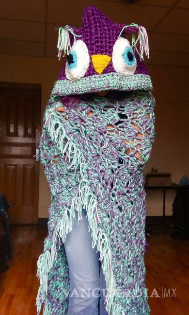 $!La versatilidad de Mapache Crochet va más allá de los amigurumis, incluyendo bufandas, guantes, tops y sweaters, mostrando la diversidad de la artesanía tejida.