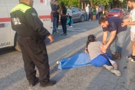 Autoridades llegaron al lugar de los hechos para detener al conductor de la camioneta.