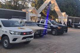 Elementos de la Policía Municipal y de Tránsito supervisan la seguridad y el orden durante el operativo de Día de Muertos en los panteones de Torreón.