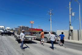Habitantes de La Estrella, en Acuña, Coahuila, bloquearon este martes el Libramiento Sur-Poniente para exigir atención a su demanda de electrificación.