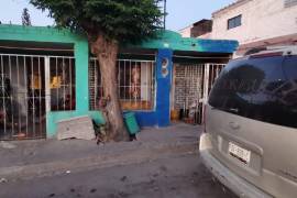 El domicilio fue acordonado por las autoridades tras el trágico hallazgo.