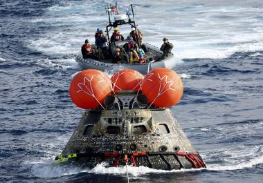 (IMAGEN ILUSTRATIVA) Los cuatro astronautas de la misión Artemis II de la NASA se preparan para reentrar a la atmosfera en una “bola de fuego”.