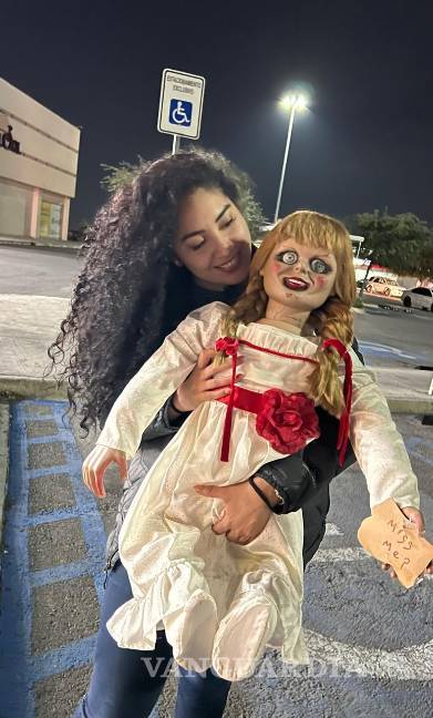 $!Krystel , fan de lo paranormal, compartió que compró su muñeca Annabelle por internet y calificó con 9 de 10 la más reciente entrega de El Conjuro.