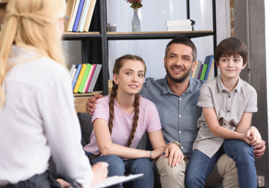 La comunicación efectiva entre maestros y padres de familia facilita el desarrollo escolar.