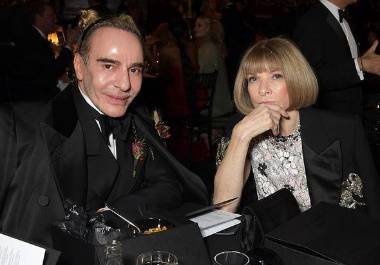 Verdad. John Galliano reconoció el daño causado por sus declaraciones del pasado y lamentó que la exposición no pueda realizarse en este momento.