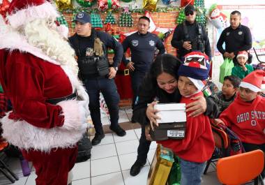 Elementos de la Policía del Estado visitaron la primaria para entregar regalos a Juanito, quien emocionado expresó su agradecimiento.