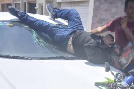 El impacto ocurrió cuando el conductor de la motocicleta no advirtió la presencia de un automóvil Mazda que circulaba por la zona, lo que derivó en una colisión que lo proyectó contra el parabrisas del vehículo.