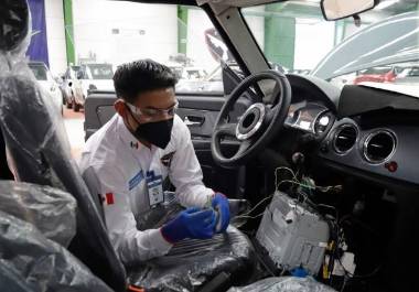 La Casa Blanca eliminó los incentivos de 7 mil 500 dólares para la compra de eléctricos en la Unión Americana y los aranceles de 25% a exportaciones de coches fabricados en México.