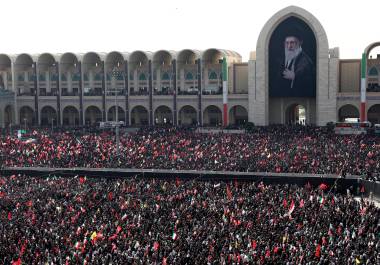 Los iraníes rinden homenaje al fallecido líder supremo iraní, el ayatolá Alí Jameneí, durante una ceremonia de despedida previa a su funeral en la gran mezquita de Mosallah en Teherán, Irán, el 4 de julio de 2026.