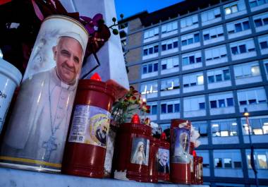 El papa Francisco explicó que “continua con confianza” la hospitalización en el Policlínico Gemelli, “siguiendo con los tratamientos necesarios” y añadió que “el descanso también forma parte de la terapia”.