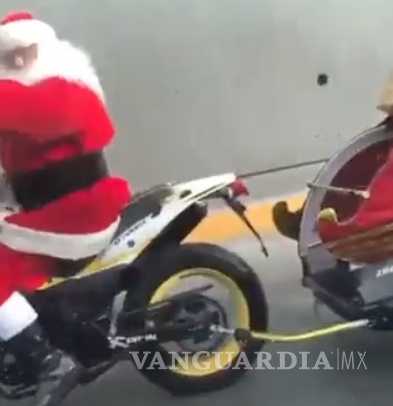 $!Santa Claus conduce una moto ‘tuneada’ en Saltillo