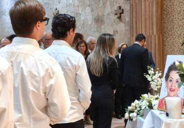 Nietos y bisnietos colocaron flores blancas junto a la fotografía de “Socky”, en uno de los momentos más emotivos de la ceremonia religiosa.