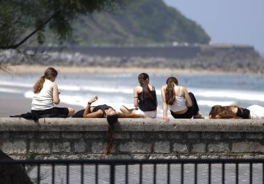 Más de la mitad de los jóvenes elige las redes sociales como principal fuente de información. EFE/Juan Herrero.