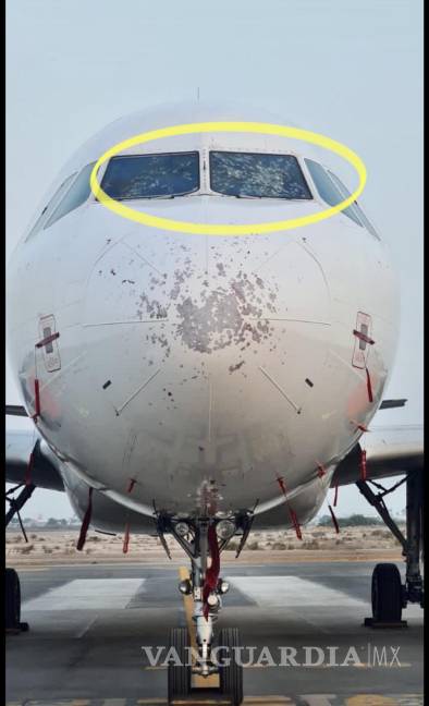 $!Imagen que muestra el parabrisas dañado por la tormenta con granizo del vuelo 512 de Volaris.