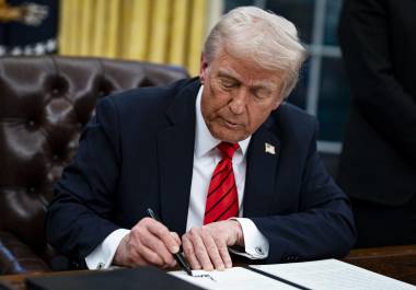 El presidente de Estados Unidos, Donald Trump, firma una orden ejecutiva en la Oficina Oval de la Casa Blanca en Washington. Trump ordenó un arancel del 25% a las importaciones de acero y aluminio.