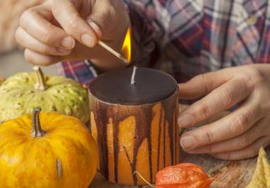 Detalle. Las velas aromáticas pueden convertirse en un elemento decorativo y sensorial durante las noches de otoño.