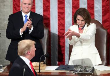 El presidente Donald Trump voltea hacia la presidenta de la Cámara de Representantes, Nancy Pelosi, durante su discurso sobre el Estado de la Unión en el Capitolio, en Washington.