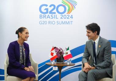 La presidencia de México de la presidenta de México, Claudia Sheinbaum (i), junto al primer ministro de Canadá, Justin Trudeau (d), en una reunión privada en el marco de la cumbre del G20, celebrada en Brasil.