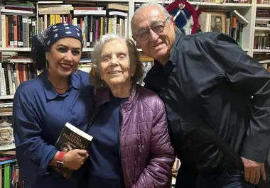 Gabino Palomares compartió el pasado 1 de septiembre una fotografía junto a la escritora Elena Poniatowska, con quien coincidió en una de sus últimas etapas públicas.