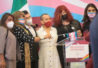 La diputada federal Salma Luévano posa hoy para una fotografía junto a activistas de la comunidad LGBT, durante la entrega de las primeras actas de nacimiento de identidad de género en Ciudad de México.