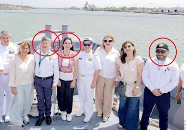 El Almirante Rubén A. Vargas, director del puerto de Tampico, con la Alcaldesa MónicaVillarreal, hermana del Gobernador Américo Villarreal, y Francisco Javier Antonio Martínez en un acto oficial el 16 de abril; ninguno fue suspendido tras el decomiso.