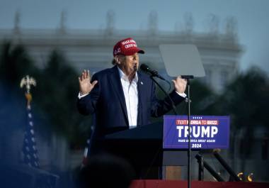 El expresidente Donald Trump pronuncia un discurso durante un evento de campaña en el resort Trump National Doral Miami en Doral, Florida.
