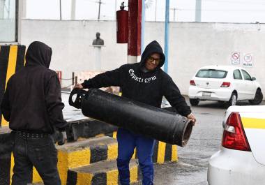 La afluencia de personas se intensificó a partir de las 4 de la tarde, cuando comenzaron a sentirse con mayor fuerza las bajas temperaturas en la capital del estado.