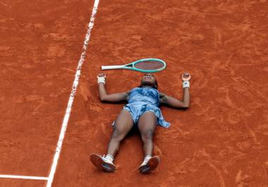 Coco Gauff celebra su histórico triunfo en Roland Garros 2025 tras vencer a Aryna Sabalenka en una final intensa y llena de emoción.
