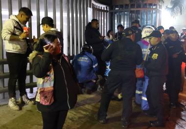 Equipos de emergencia atendieron a tres personas inconscientes en inmediaciones del Ángel de la Independencia; todas fallecieron por asfixia, informó la Sedesa.