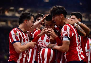 Con goles de Roberto Alvarado y Armando “Hormiga” González, el equipo tapatío sumó su cuarta victoria del torneo y se colocó momentáneamente en la quinta posición de la tabla.