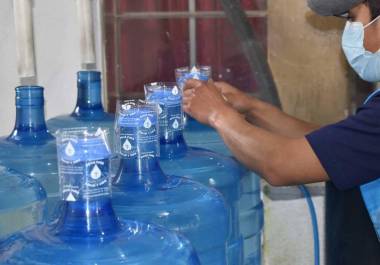 En contraste con el precio del agua embotellada, el promedio mensual que los saltillenses pagan por el servicio de agua potable de Agsal es de 88.46 pesos, significativamente más económico.