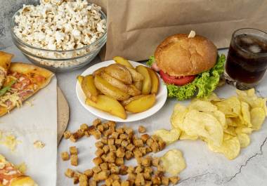 La cena tiene la función de aportar nutrientes y energía al organismo tras finalizar la jornada diaria y antes del periodo de ayuno nocturno.