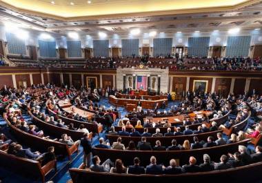 Fotografía de archivo del 25 de octubre de 2023 donde aparecen legisladores estadounidenses emitiendo sus votos dentro de la Cámara de Representantes del Capitolio de Estados Unidos en Washington.