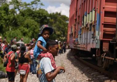 Migrantes enfrentan extenuantes jornadas para cruzar a Estados Unidos, que ahora endureció sus políticas migratorias.