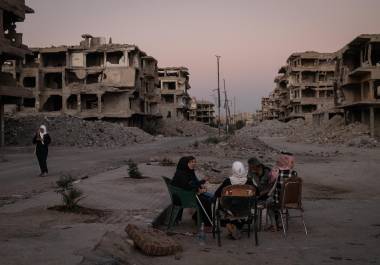 Zonas residenciales que antes eran vibrantes son ahora pueblos fantasma donde cuadra tras cuadra reina la oscuridad.