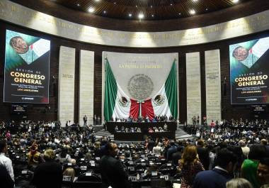 Luego que legisladores de la Cámara de Diputados se vieran impedidos de sesionar en el recinto de San Lázaro, el Senado avaló hacer un cambio de sede en “circunstancias de fuerza mayor o caso fortuito”.