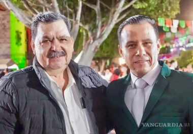 Titular de SSPC, Omar García Harfuch, confirmó que Juan Andrés Vega Carranza (d), presidente municipal de Taxco, y su padre, director del hospital IMSS-Bienestar, Juan Vega Arredondo (i), habían sido localizados con vida.