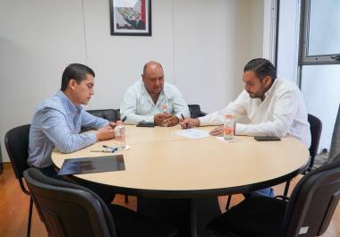 El alcalde Carlos Villarreal encabeza reunión con autoridades estatales para planear inversión educativa.