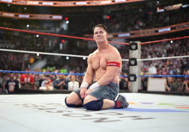 John Cena se despide de la WWE tras 23 años de carrera, dejando sus icónicos tenis y muñequeras en el centro del ring luego de su última lucha ante Gunther.