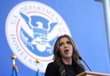 La secretaria de Seguridad Nacional Kristi Noem dijo que la aplicación CBP Home ofrece a los extranjeros la opción de irse, para que aún puedan tener la oportunidad de regresar legalmente en el futuro.