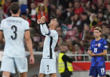 Cristiano Ronaldo celebró eufórico el hito que alcanzó tras una fructífera carrera que inció cuando solo tenía 17 años.