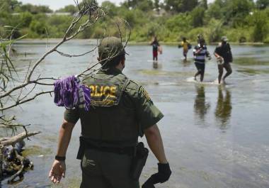 La Guardia Nacional de Texas supervisa la colocación de nuevas barreras.