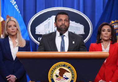 El director del FBI, Kash Patel, da una conferencia de prensa en Washington.