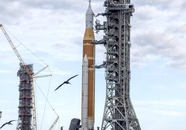 El cohete SLS con una cápsula Orión, parte de la misión Artemis 2, está siendo transportado desde el Edificio de Ensamblaje de Vehículos de la NASA a la plataforma 39B del Centro Espacial Kennedy en Titusville.
