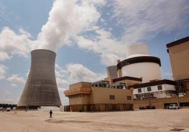 Planta de energía nuclear de Vogtle en Waynesboro, Georgia. Microsoft, Google y Amazon llegaron a acuerdos con operadores de plantas de energía nuclear para impulsar el auge de los centros de datos.