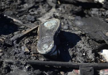 Elementos del Cuerpo de Bomberos lograron rescatar a las menores del interior de la vivienda.