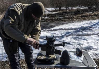 Un instructor militar ucraniano con un dron interceptor Bullet; este dron tiene la capacidad de contrarrestar drones de ataque rusos e iraníes tipo Shahed y se ha convertido en un objetivo muy codiciado por los países del Golfo.