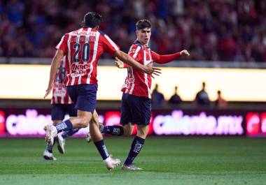 Armando “Hormiga” González firmó doblete y rescató para Chivas un empate 2-2 ante Pumas en Guadalajara, resultado con el que el Rebaño se mantuvo como líder del Clausura 2026.