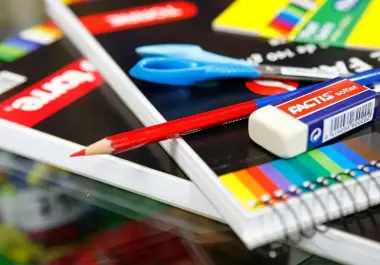 Muchos estudiantes y familias están disfrutando de las vacaciones; sin embargo, la lista de útiles escolares sigue pendiente y el inicio del ciclo escolar 2025-2026 está a la vuelta de la esquina.