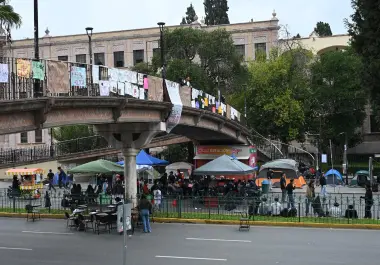 El bloqueo de Venustiano Carranza llegó a su tercer día sin un acuerdo anunciado para restablecer la circulación. Los manifestantes convocaron a un tendedero de testimonios que permanecerá hasta el término de la protesta.